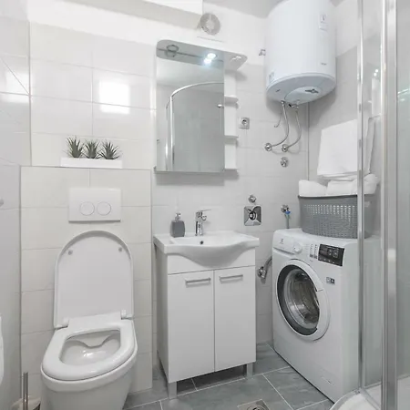 2 Bedroms Free Parking * Split