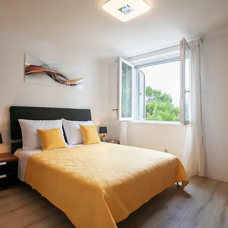 2 Bedroms Free Parking * Split