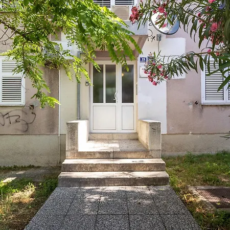 2 Bedroms Free Parking Split