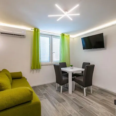 2 Bedroms Free Parking Apartment Split